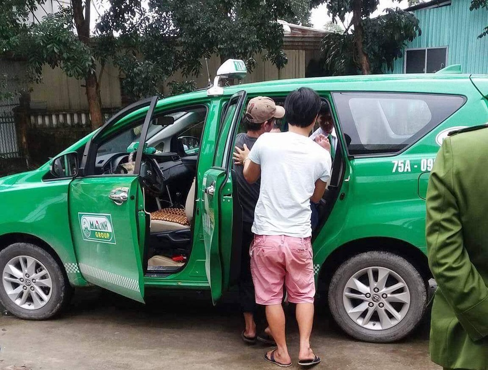 Nam thanh niên cầm 2 chai xăng vào trụ sở công an gây náo loạn - 2
Đưa đối tượng gây rối tới bệnh viện tâm thần (ảnh: Đ.Duy)