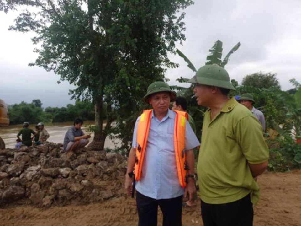 "Ném" cả chiếc máy xúc xuống chặn dòng lũ cứu đê - 4
Ông Nguyễn Đức Quyền (người mặc áo phao) - Phó Chủ tịch Thường trực UBND tỉnh Thanh Hóa - chỉ đạo công tác gia cố đê sông Cầu Chày