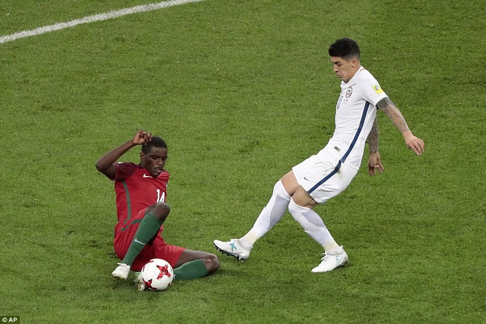 C.Ronaldo bất lực, Bồ Đào Nha tan mộng tại Confederations Cup - 8
William Carvalho trong tình huống tranh bóng với cầu thủ Chile