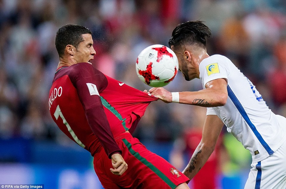C.Ronaldo bất lực, Bồ Đào Nha tan mộng tại Confederations Cup - 7
C.Ronaldo luôn bị các hậu vệ Chile theo khá sát