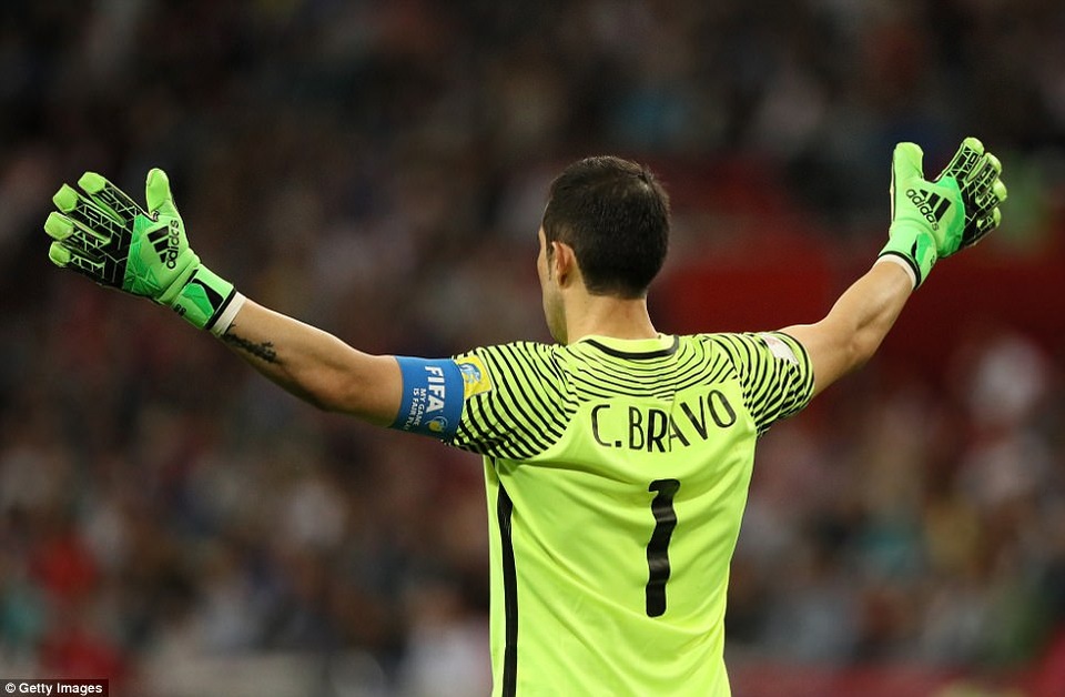 C.Ronaldo bất lực, Bồ Đào Nha tan mộng tại Confederations Cup - 6
Thủ quân Bravo đứng vững trước những tình huống uy hiếp của Bồ Đào Nha