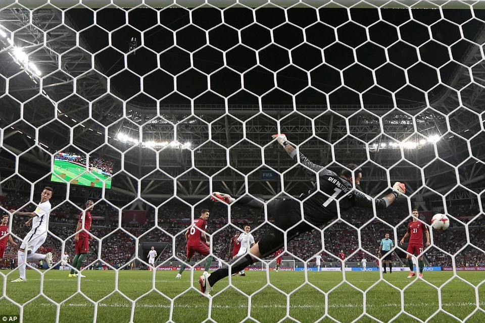 C.Ronaldo bất lực, Bồ Đào Nha tan mộng tại Confederations Cup - 4
Thủ thành Patricico cũng có chơi tốt trước Chile