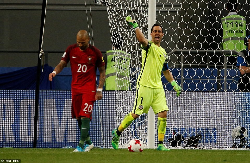C.Ronaldo bất lực, Bồ Đào Nha tan mộng tại Confederations Cup - 1
Thủ thành Bravo đã có một trận đấu xuất sắc trước Bồ Đào Nha
