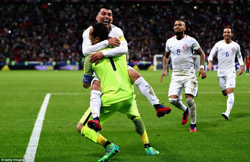 Bồ Đào Nha gục ngã trước Chile sau loạt “đấu súng” - 3
Thủ thành Bravo trở thành người hùng đưa Chile vào chung kết Confederations Cup 2017