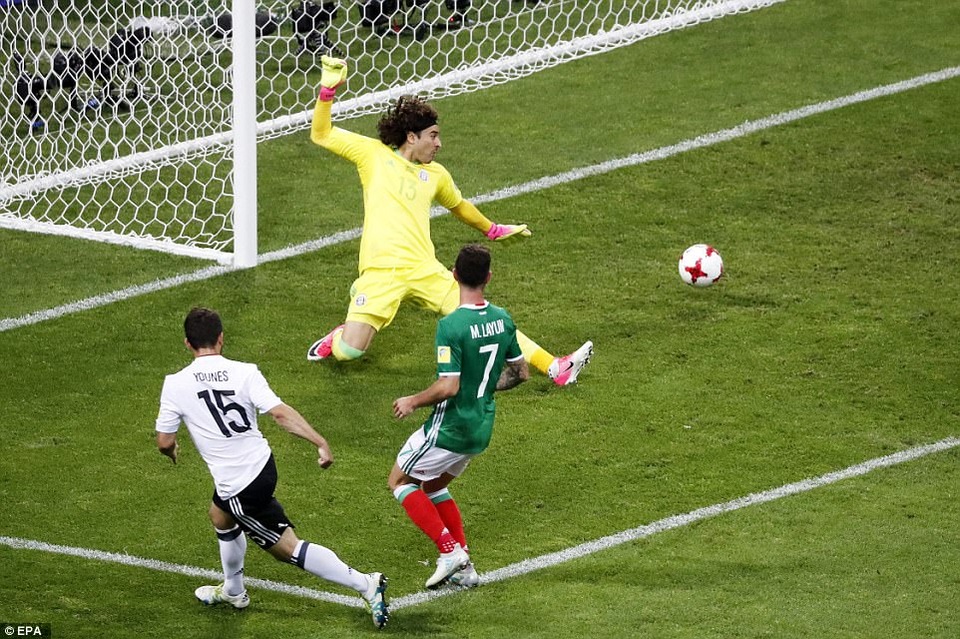 Những khoảnh khắc “xe tăng” Đức nhấn chìm Mexico - 1
Tài năng trẻ Yones ấn định tỷ số 4-1 ở phút 90