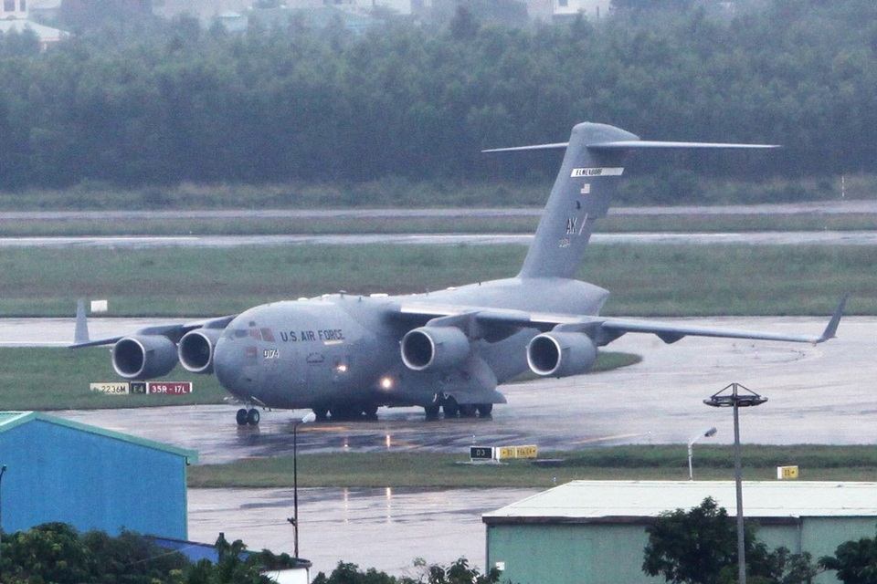C17 liên tiếp hạ cánh, đoàn xe của Tổng thống Mỹ có mặt tại Đà Nẵng - 2 
Chiếc C17 của Không quân Mỹ tới sân bay Đà Nẵng (Ảnh: Quý Đoàn)