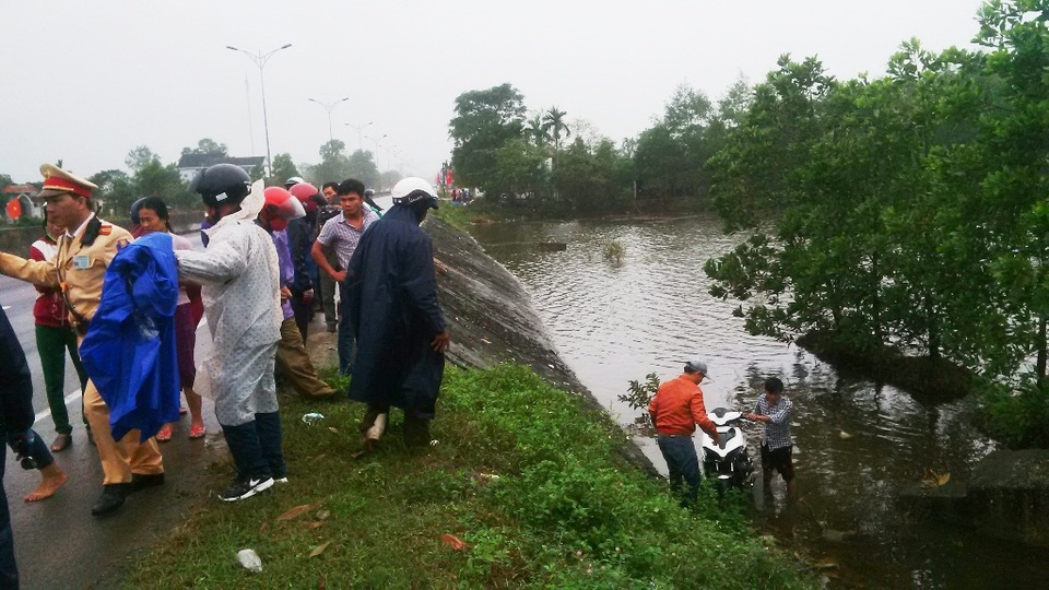 Hồ nước sâu bên đường Quốc lộ 1A - nơi xảy ra tai nạn và có sự giúp đỡ kịp thời của các chiến sĩ CSGT Huế