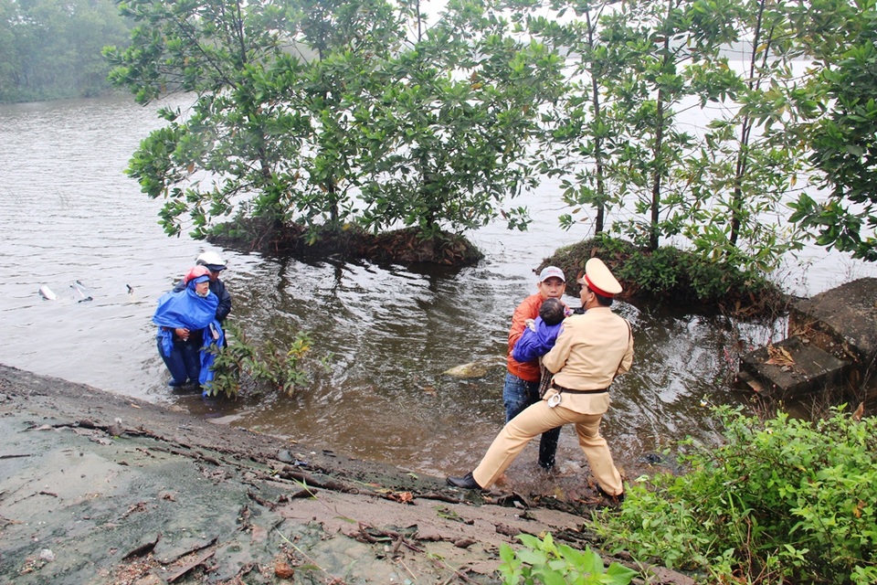 
Chiến sĩ CSGT Công an tỉnh Thừa Thiên Huế cùng người dân có mặt kịp thời ứng cứu 2 mẹ con chị Anh.
