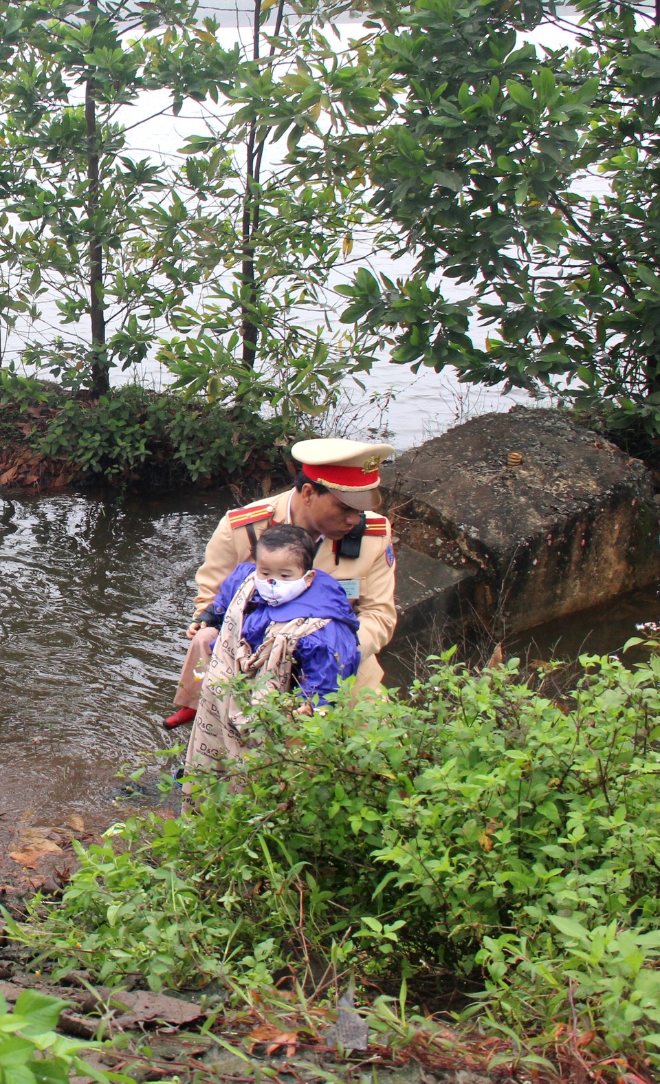 
Cháu bé được ưu tiên bế lên trước. Cả 2 mẹ con may mắn không bị ngạt dưới hồ nước.
