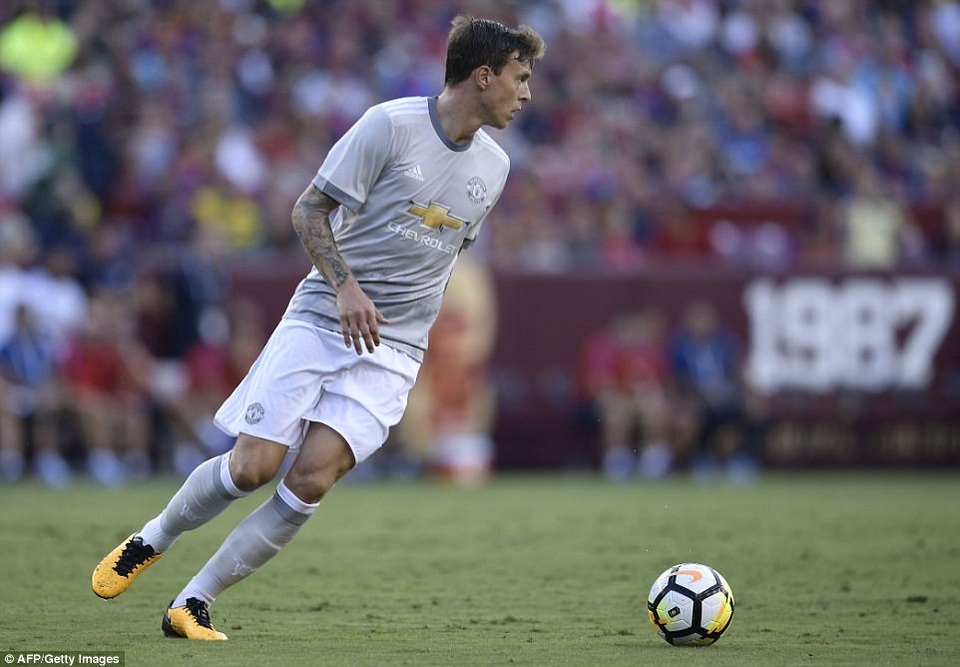 Những khoảnh khắc đáng nhớ trong ngày Barcelona đánh bại MU - 12
Tân binh Victor Lindelof chưa thể hiện được nhiều trước Barcelona