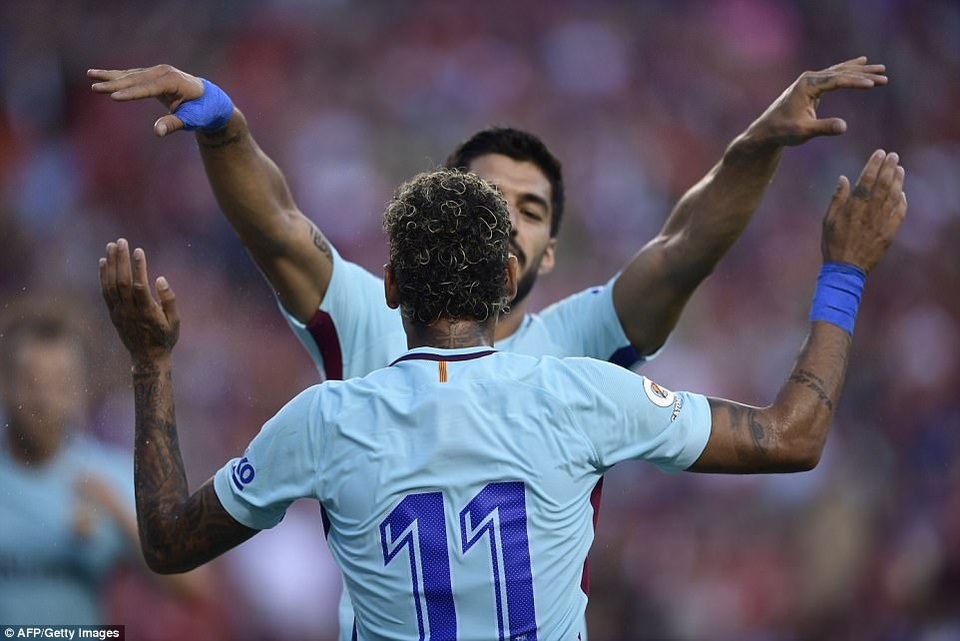 Những khoảnh khắc đáng nhớ trong ngày Barcelona đánh bại MU - 13
Luis Suarez chia sẻ niềm vui với Neymar