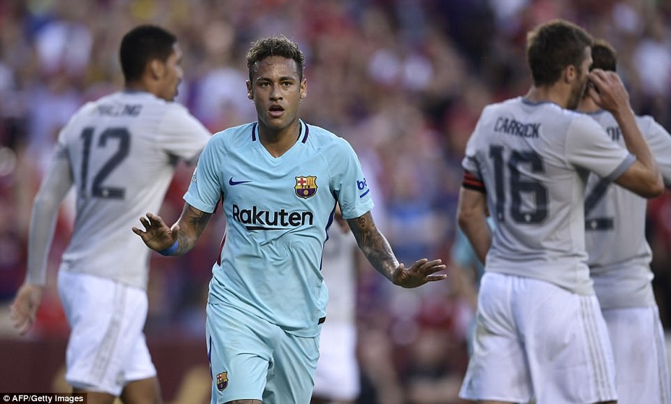 Những khoảnh khắc đáng nhớ trong ngày Barcelona đánh bại MU - 14
Neymar đang là tâm điểm chú ý, sau những tin đồn sẽ rời Barcelona mùa hè này