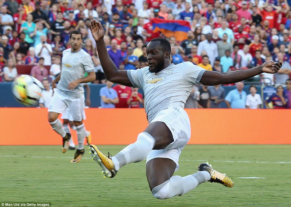 Những khoảnh khắc đáng nhớ trong ngày Barcelona đánh bại MU - 7
Tiền đạo tân binh Lukaku đã có một trận đấu nhạt nhòa