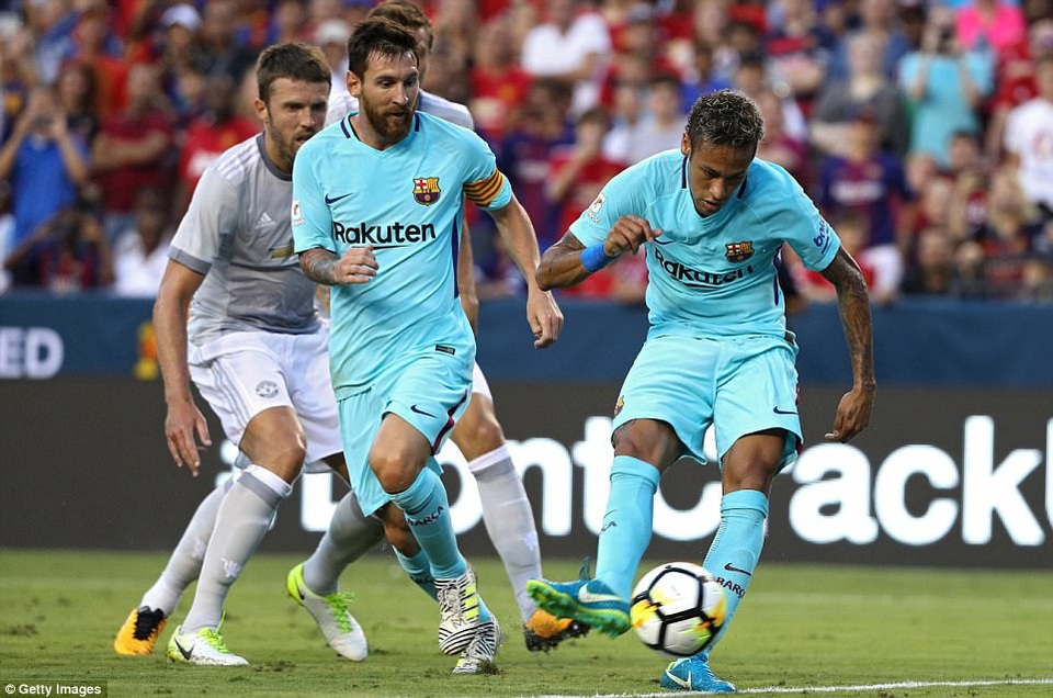 Những khoảnh khắc đáng nhớ trong ngày Barcelona đánh bại MU - 6
Messi và Neymar vẫn là những cầu thủ chơi nổi bật nhất trên sân