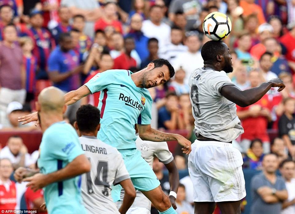 Những khoảnh khắc đáng nhớ trong ngày Barcelona đánh bại MU - 4
Busquets và Lukaku trong tình huống tranh chấp trên không
