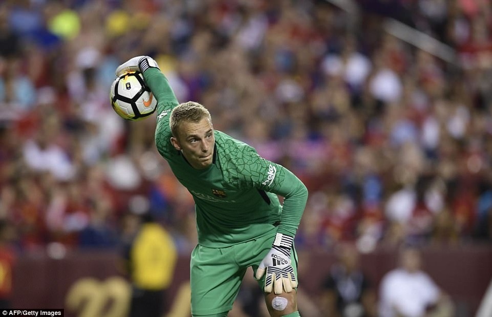 Những khoảnh khắc đáng nhớ trong ngày Barcelona đánh bại MU - 3
Thủ thành Cillessen của Barca có một ngày khá nhàn hạ