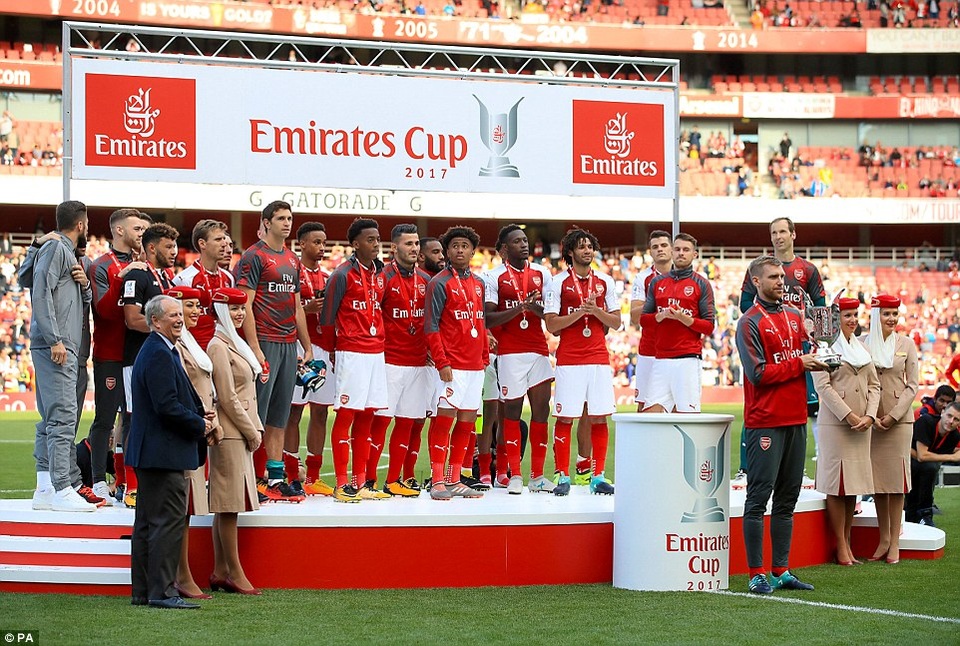 Arsenal 1-2 Sevilla: "Pháo thủ" vẫn vô địch Emirates Cup - 1
Các cầu thủ Arsenal nhận cúp vô địch Emirates Cup
