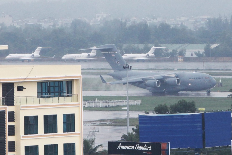 C17 liên tiếp hạ cánh, đoàn xe của Tổng thống Mỹ có mặt tại Đà Nẵng - 4 
Chiếc C17 đi qua 3 máy bay tư nhân đậu ở một góc sân bay Đà Nẵng (Ảnh: Quý Đoàn)