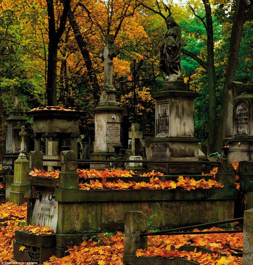 Hơn một triệu người đã yên nghỉ tại nghĩa trang Powązki ở Warsaw, Ba Lan.