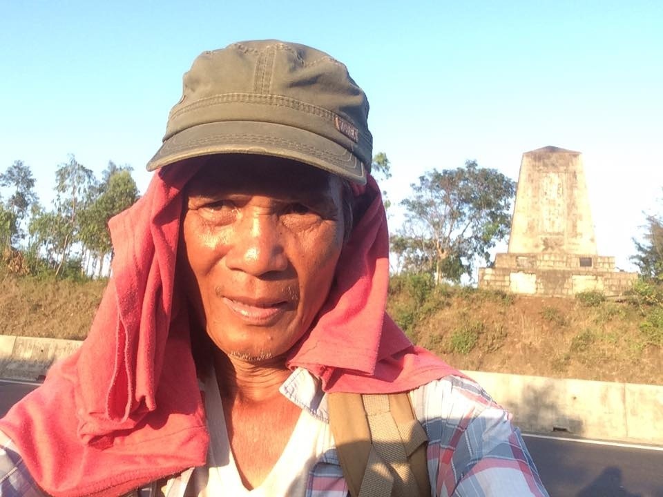 Phát “sốt” với hành trình 76 ngày đi bộ xuyên Việt của ông cụ 65 tuổi - 2 Trong 76 ngày đi bộ, không ngày nào chân ông không sưng phồng, đau nhức.