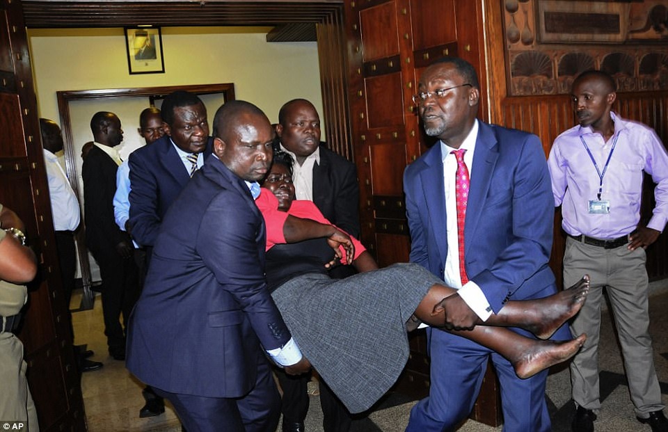 Chính trị gia cầm ghế xô xát ngay tại nghị trường - 6 Tuy nhiên, các thành viên của đảng đối lập đã phản đối đề xuất của đảng cầm quyền và đây là lý do khiến 2 bên ẩu đả tại quốc hội. (Ảnh: AP)