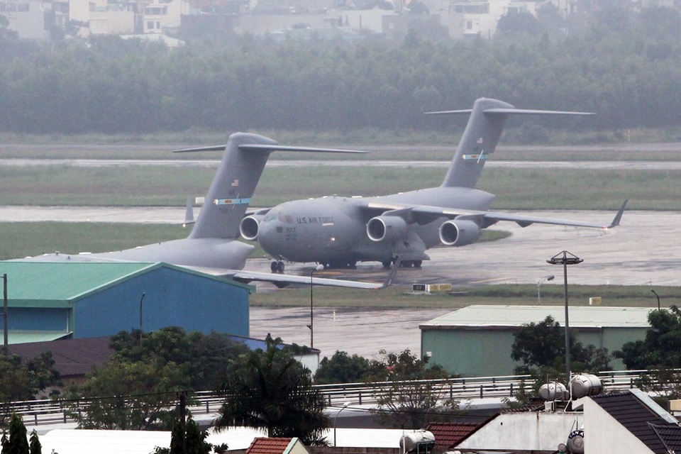 C17 liên tiếp hạ cánh, đoàn xe của Tổng thống Mỹ có mặt tại Đà Nẵng - 5 
Hai chiếc C17 liên tiếp hạ cánh xuống sân bay Đà Nẵng (Ảnh: Quý Đoàn)