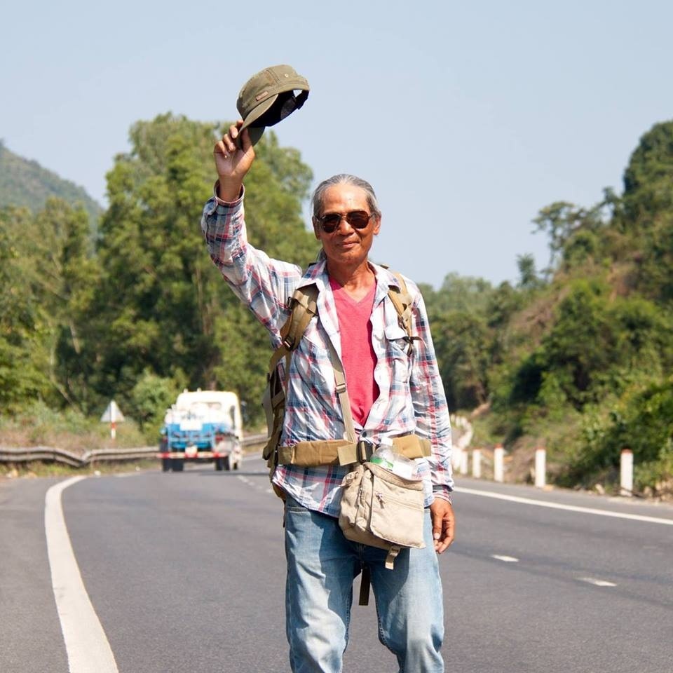 Phát “sốt” với hành trình 76 ngày đi bộ xuyên Việt của ông cụ 65 tuổi - 1 Ông Trần Ngọc Công, 65 tuổi từng được xem như hiện tượng trong giới phượt thủ nhờ hành trình xuyên Việt dài hơn 2.000km