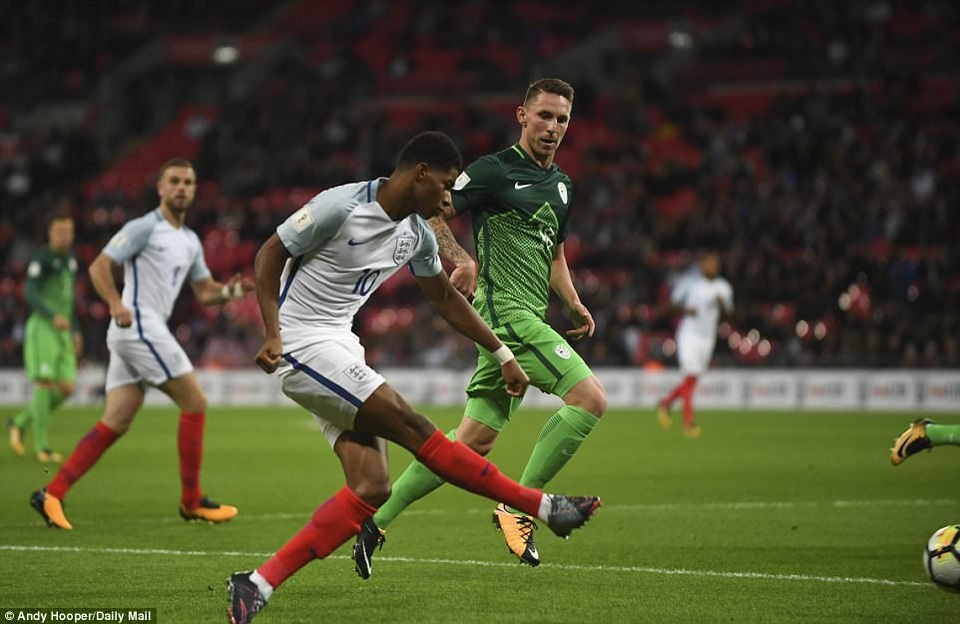 Kane tỏa sáng, tuyển Anh giành vé dự World Cup 2018 - 2
Rashford (trái) trong một nỗ lực tạt bóng