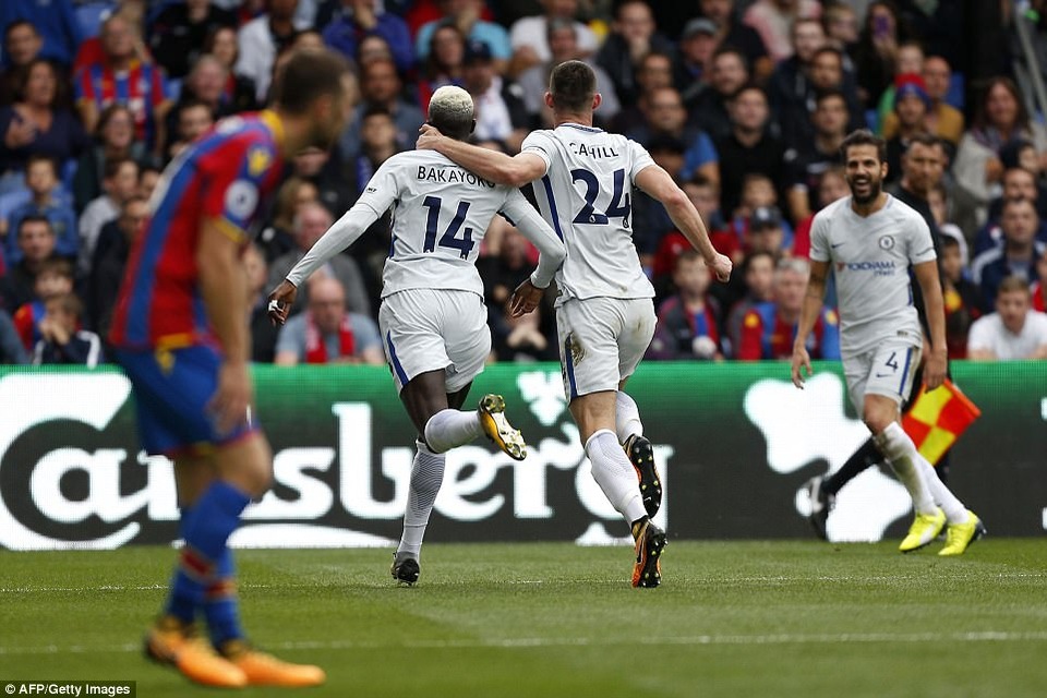 
Các cầu thủ Chelsea ăn mừng pha ghi bàn của Bakayoko
