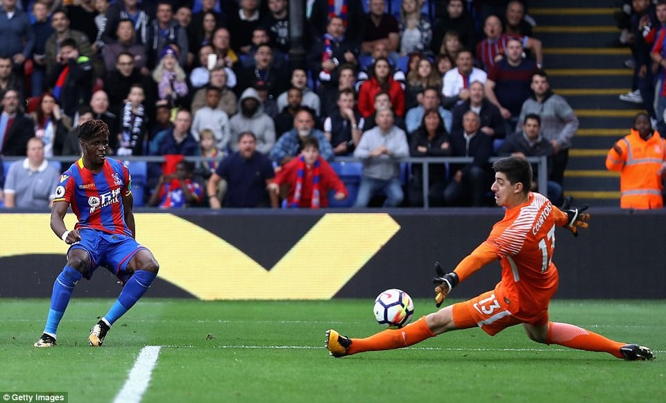 
Zaha hạ gục Courtois với cú cứa lòng chân phải
