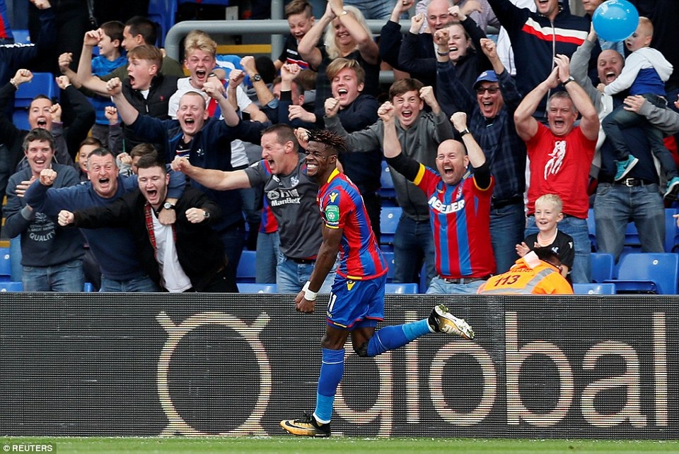 
Zaha ăn mừng sau khi ghi bàn vào lưới Chelsea
