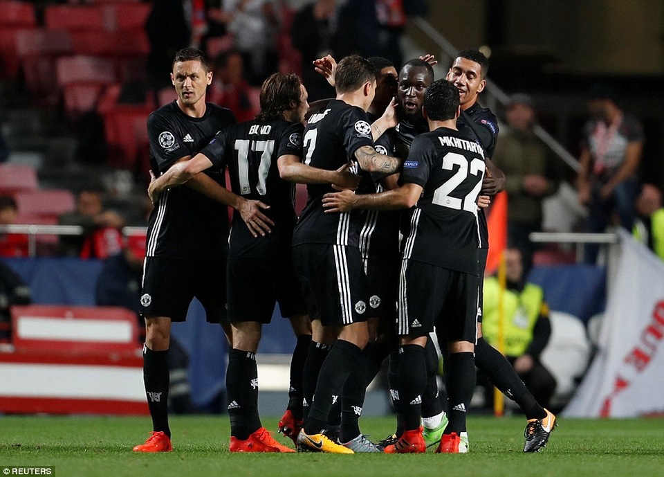 Mắc lỗi nghiêm trọng, thủ thành Benfica dâng chiến thắng cho MU - 1 Mắc lỗi nghiêm trọng, thủ thành Benfica dâng chiến thắng cho MU - 1