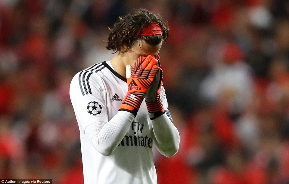 Mắc lỗi nghiêm trọng, thủ thành Benfica dâng chiến thắng cho MU - 3
Thủ thành Svilar buồn bã sau sai lầm dẫn tới bàn thua của đội nhà