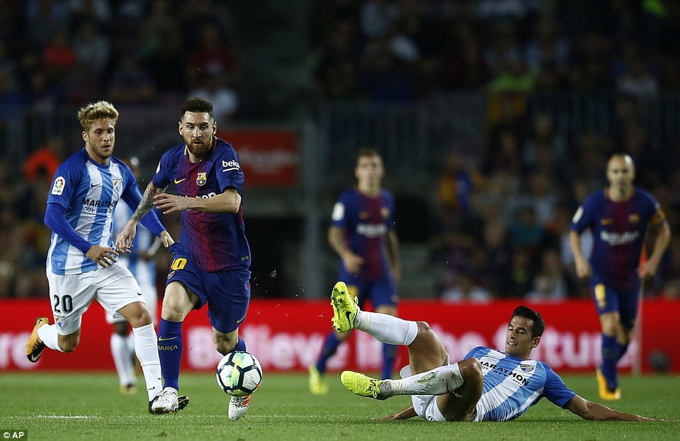 Hạ gục Malaga, Barcelona bỏ xa Real Madrid 8 điểm - 6
Messi luôn bị các hậu vệ Malaga kèm sát