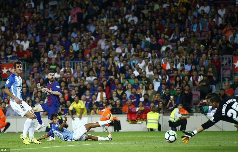 Hạ gục Malaga, Barcelona bỏ xa Real Madrid 8 điểm - 2
Messi vẫn là tâm điểm của trận đấu