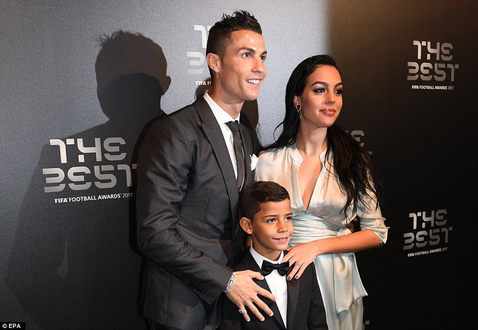 C.Ronaldo giành giải cầu thủ hay nhất thế giới của FIFA 2017 - 9
C.Ronaldo bên vợ con trong buổi lễ vinh danh của FIFA