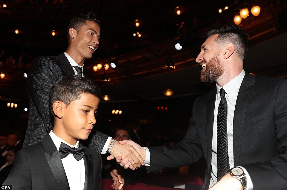 C.Ronaldo giành giải cầu thủ hay nhất thế giới của FIFA 2017 - 8
Hành động thân thiện của hai đối thủ cạnh tranh trực tiếp Messi và C.Ronaldo