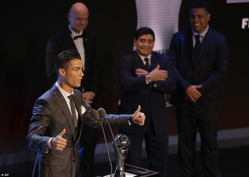 C.Ronaldo giành giải cầu thủ hay nhất thế giới của FIFA 2017 - 5
Hai huyền thoại bóng đá Maradona và Ronaldo béo cũng có mặt ở Gala trao giải