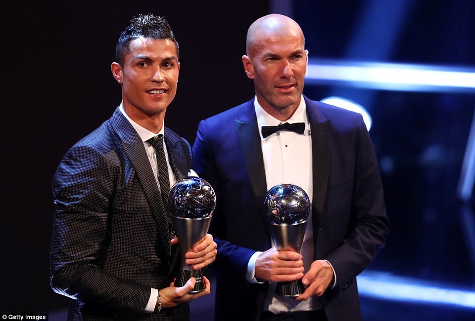 C.Ronaldo giành giải cầu thủ hay nhất thế giới của FIFA 2017 - 3
Ở hạng mục giành cho HLV, ZInedine ZIdane giành giải HLV hay nhất năm 2017
