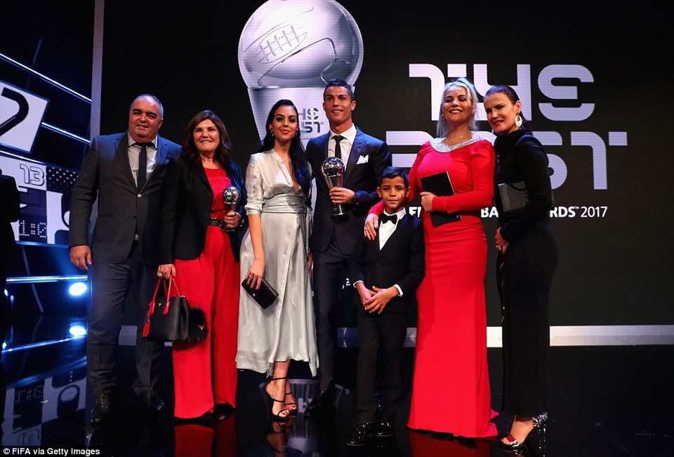C.Ronaldo giành giải cầu thủ hay nhất thế giới của FIFA 2017 - 2
Đại gia đình chung vui với C.Ronaldo, trong lần thứ hai liên tiếp ngôi sao người Bồ Đào Nha nhận The Best