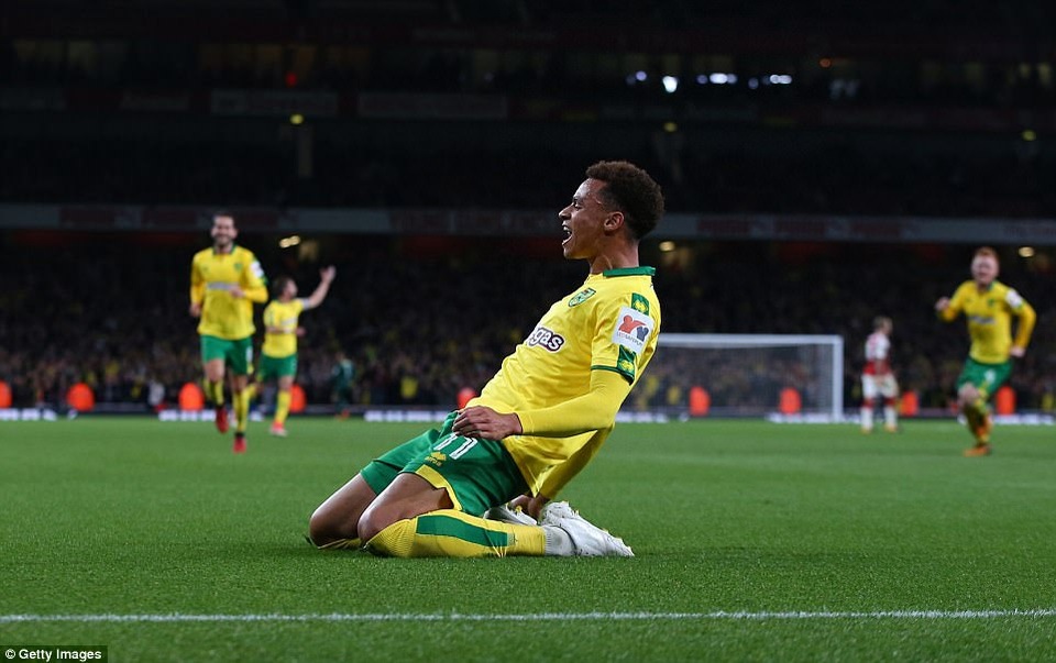 Arsenal ngược dòng thành công nhờ "măng non" 18 tuổi - 2
Murphy ăn mừng sau khi ghi bàn mở tỉ số