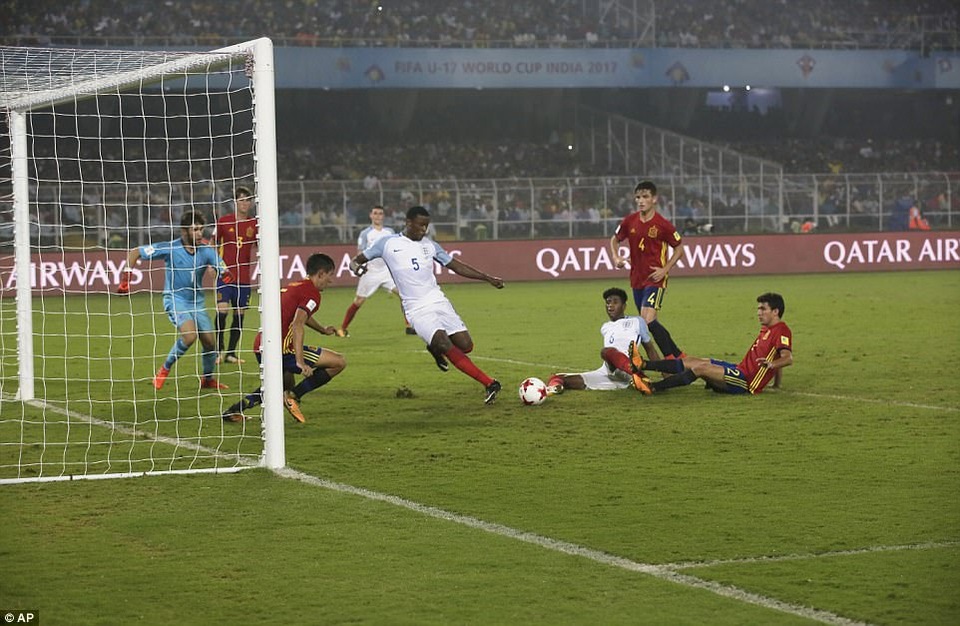 Thắng đậm Tây Ban Nha, U17 Anh vô địch World Cup U17 - 5
Marc Guehi trong tình huống nâng tỷ số trận đấu lên 4-2