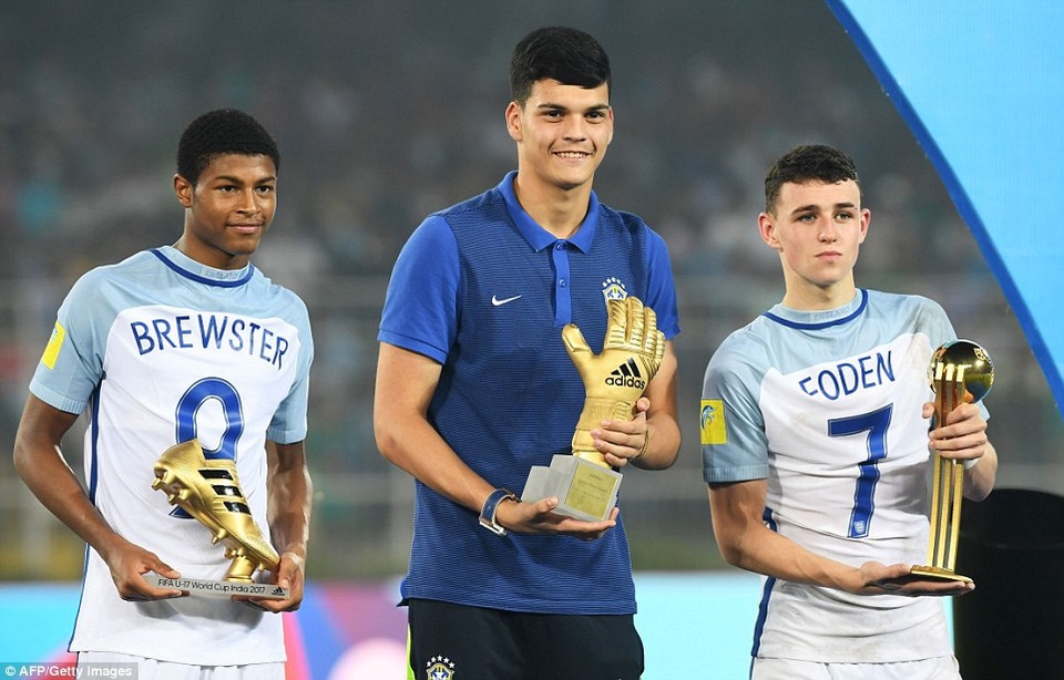 Thắng đậm Tây Ban Nha, U17 Anh vô địch World Cup U17 - 17
U17 Anh thâu tóm mọi danh hiệu: Brewster đoạt Quả bóng vàng, Phil Foden giành Vua phá lưới. Thủ môn U17 Brazil Gabriel Brazao giành giải thủ môn xuất sắc nhất