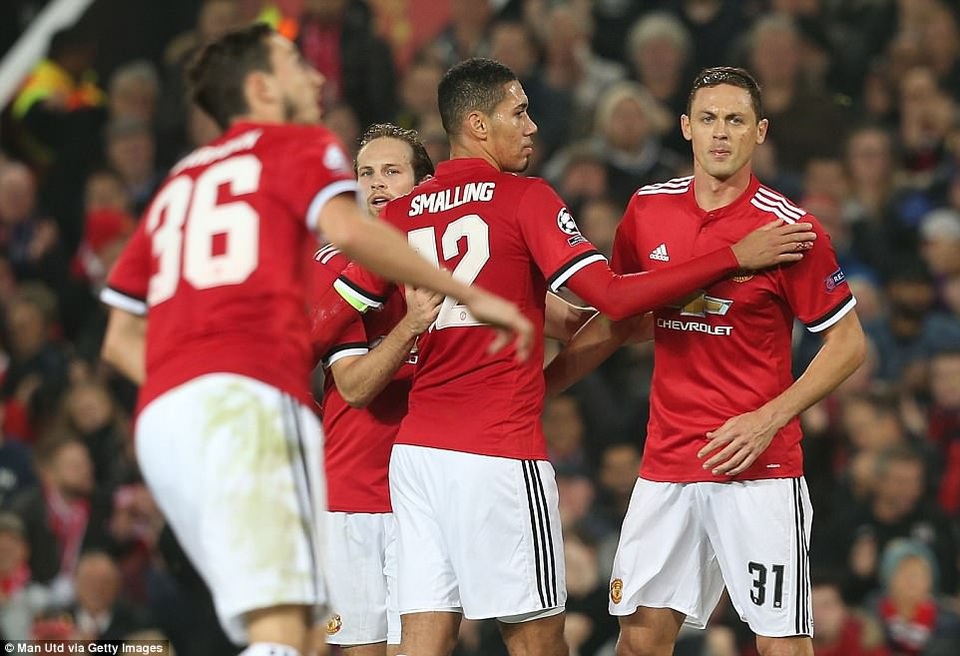 MU 2-0 Benfica: Hai quả phạt đền, một pha "đốt" lưới nhà - 2
Các cầu thủ MU ăn mừng bàn mở tỉ số
