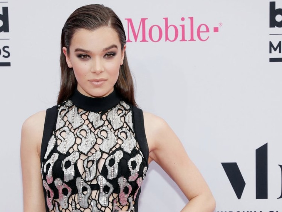 Hailee Steinfeld (20 tuổi) khi xuất hiện trên thảm đỏ có thể rất chững chạc nhưng cô vẫn có thể nhập vai học sinh rất “ngọt” bởi kỳ thực tuổi đời của Hailee còn rất trẻ. Mới đây, cô lại vào vai nữ sinh trong “Pitch Perfect 2” (Những cô nàng cá tính 2 - 2015) và “The Edge of Seventeen” (Khi em 17 - 2016).