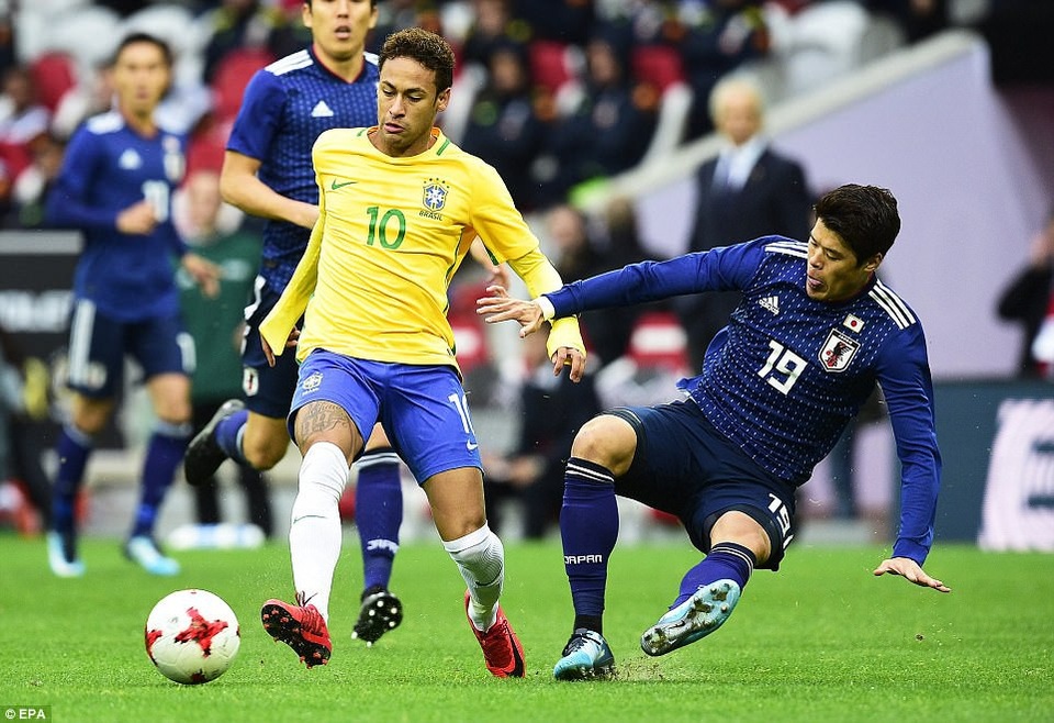 Brazil 3-1 Nhật Bản: Neymar lập công - 6
Neymar đi bóng trong sự truy cản của Hiroki Sakai bên phía Nhật Bản