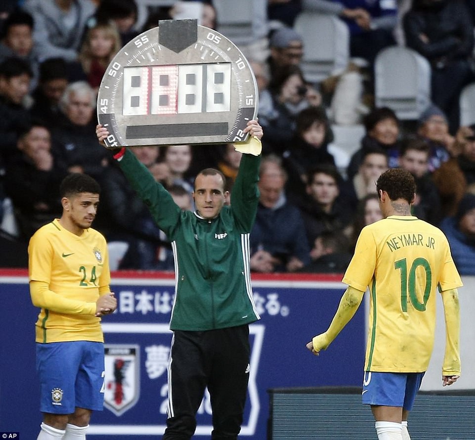 Brazil 3-1 Nhật Bản: Neymar lập công - 14
Neymar rời sân ở cuối trận