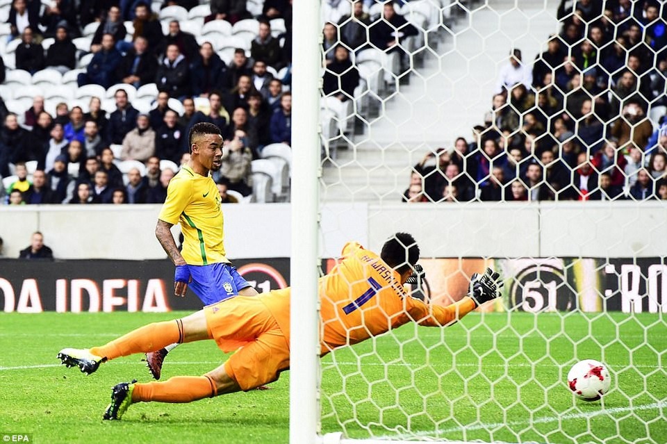 Brazil 3-1 Nhật Bản: Neymar lập công - 12
Ngôi sao Man City, Gabriel Jesus trong tình huống đánh bại thủ môn Kawashima để ghi bàn thắng thứ hai