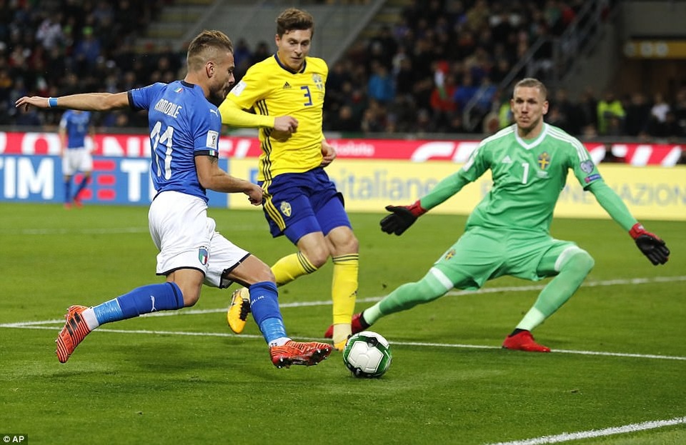 Italia chính thức trở thành khán giả tại World Cup 2018 - 7
Immobile và người Italia bất lực trong việc tìm kiếm bàn thắng vào lưới Thụy Điển