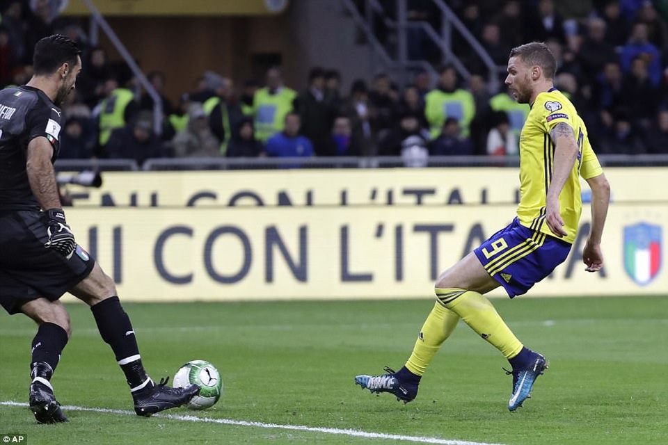 Italia chính thức trở thành khán giả tại World Cup 2018 - 6
Tiền đạo 39 tuổi Marcus Berg trong pha áp sát thủ thành Buffon